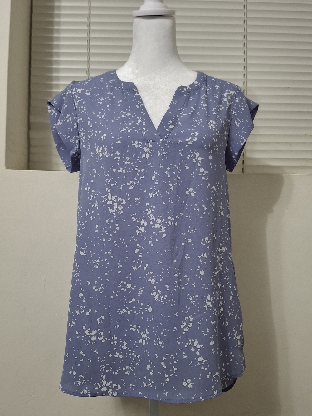 Reitmans R Essentials Blue & White Floral Split V-Neck Short Sleeve Blouse